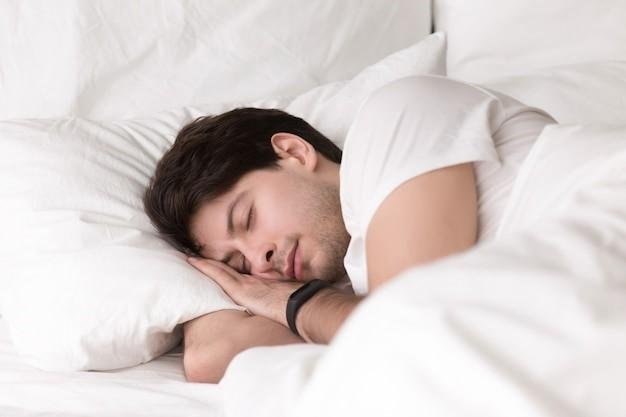 A person sleeping. Actigrafo, Actigrafia