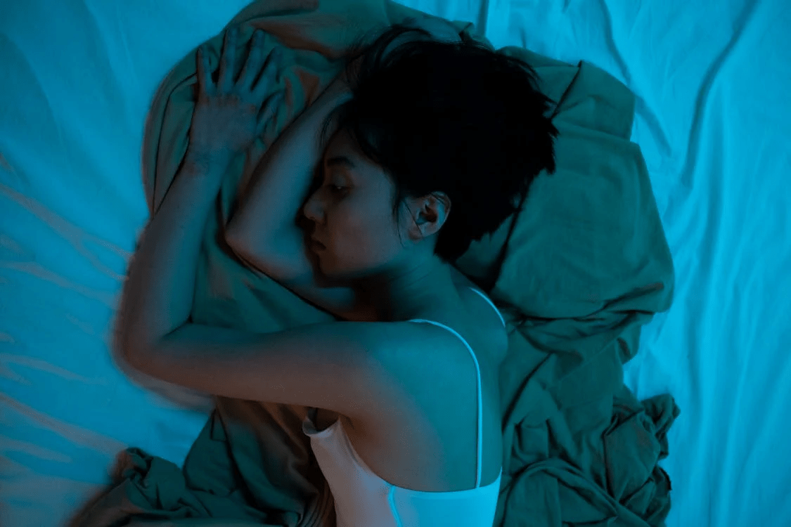 A woman sleeping. Actigrafo, Actigrafia
