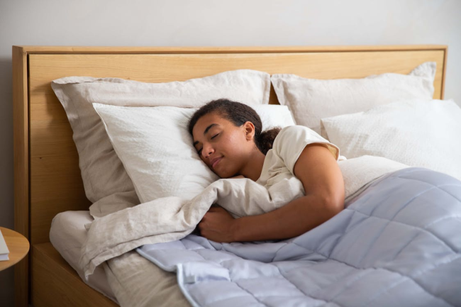 A woman sleeping in bed. Actigrafo, Actigrafia