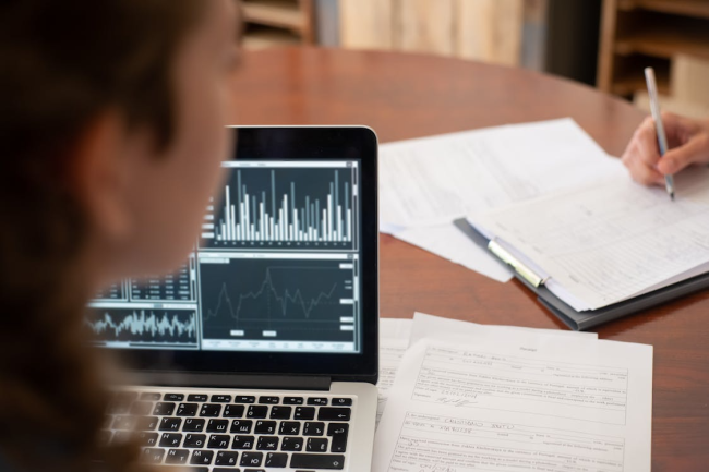 Sleep research data analysis displayed on a laptop for evaluating sleep-wake classification methods